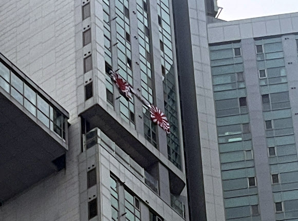 현충일인 6일 부산 수영구의 한 주상복합건물 고층 창문에 일본 군국주의 상징인 욱일기가 내걸려 있다. 2024.6.6  연합뉴스