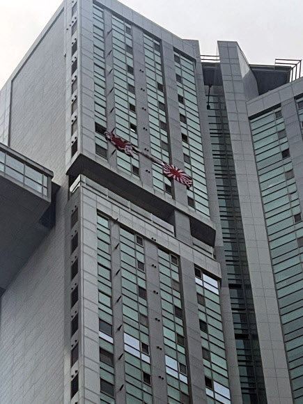 현충일인 6일 부산 수영구의 한 주상복합건물 고층 창문에 일본 군국주의 상징인 욱일기가 내걸려 있다. 2024.6.6  연합뉴스