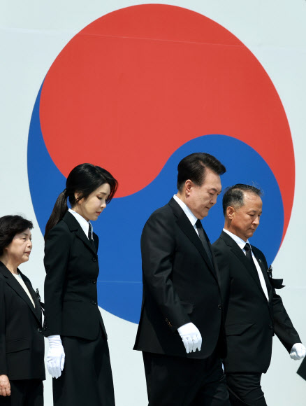 윤석열 대통령과 김건희 여사가 6일 서울 동작구 국립서울현충원에서 열린 제69회 현충일 추념식에서 4부 요인, 여야 정치인 등 참석자들과 함께 현충탑을 참배한 뒤 자리로 돌아가고 있다. 2024.6.6  연합뉴스