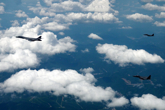 ‘죽음의 백조’라 불리는 미군 B-1B 전략폭격기가 지난 5일 한반도로 전개해 한미 공군 전투기와 연합 훈련을 하고 있다. 2024.6.6  국방부 제공
