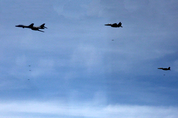 ‘죽음의 백조’라 불리는 미군 B-1B 전략폭격기가 지난 5일 한반도로 전개해 한미 공군 전투기와 연합 훈련을 하며 국내 사격장에 합동직격탄(JDAM)을 투하하고 있다. 2024.6.6  국방부 제공