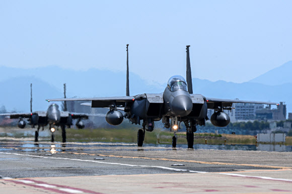 ‘죽음의 백조’라 불리는 미군 B-1B 전략폭격기와 지난 5일 한미 연합공중훈련을 실시한 공군 F-15K 전투기가 이륙하고 있다. 2024.6.6  국방부 제공