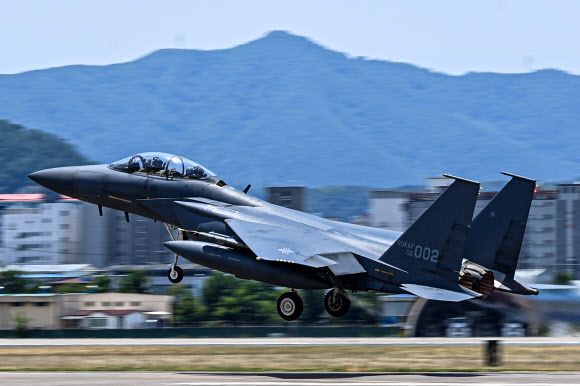 ‘죽음의 백조’라 불리는 미군 B-1B 전략폭격기와 지난 5일 한미 연합공중훈련을 실시한 공군 F-15K 전투기가 이륙하고 있다. 2024.6.6  국방부 제공