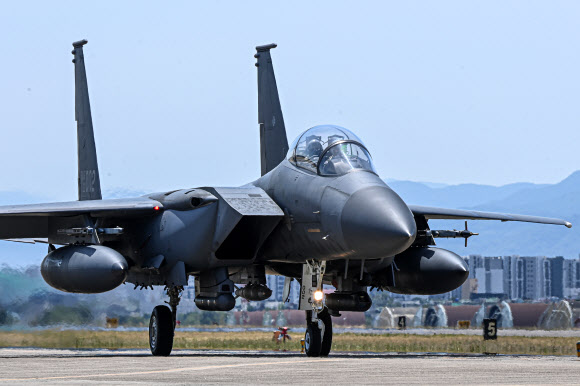 ‘죽음의 백조’라 불리는 미군 B-1B 전략폭격기와 지난 5일 한미 연합공중훈련을 실시한 공군 F-15K 전투기가 이륙하고 있다. 2024.6.6  국방부 제공