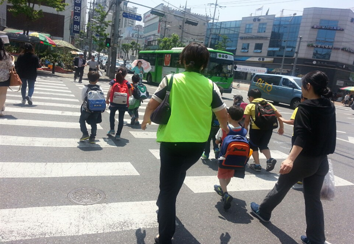 서울 영등포구에서 하굣길 교통안전지도사가 어린이와 집까지 동행하고 있다. 영등포구 제공