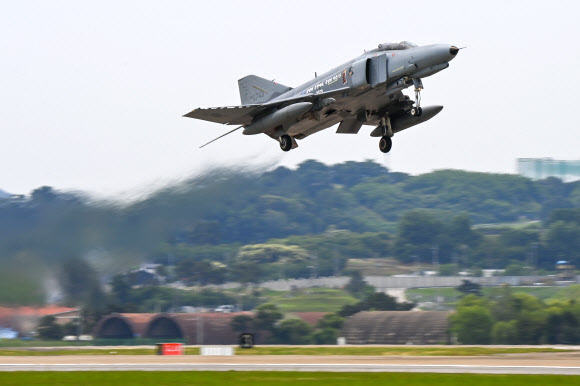 공군의 F-4E 팬텀 전투기가 7일 경기 수원시 공군 수원기지에서 열린 F-4 팬텀 퇴역식에서 신원식 국방부 장관의 출격 명령을 받고 마지막 비행 임무를 위해 이륙하고 있다. 2024.6.7  공군 제공
