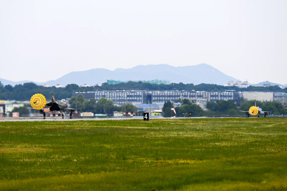 공군의 F-4E 팬텀 전투기가 7일 경기 수원시 공군 수원기지에서 열린 F-4 팬텀 퇴역식에서 마지막 비행을 마치고 활주로에 착륙하고 있다. 2024.6.7  공군 제공