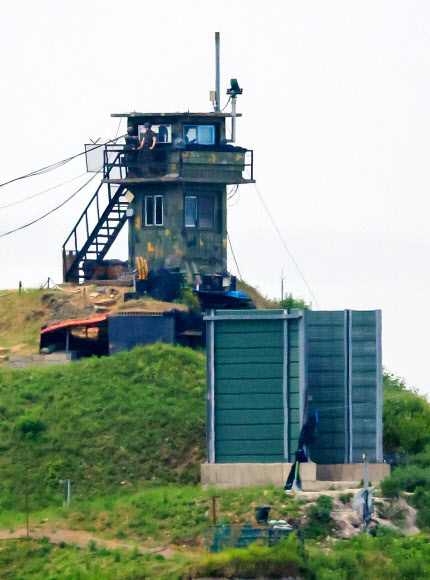 정부의 9·19 군사합의 효력정지 결정으로 대북 확성기 방송 재개는 물론 군사분계선 일대의 군사 훈련이 가능해진 가운데 7일 경기도 파주 접경 지역에 기존 대북 방송 확성기가 있었던 군사 시설물이 여전히 자리를 지키고 있다. 해당 시설물 안에 확성기가 설치됐는지는 확인되지 않았다. 2024.6.7  연합뉴스