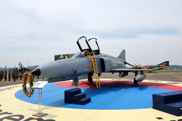7일 경기 수원시 공군 10전투비행단에서 열린 F-4 팬텀(Phantom) 퇴역식에서 마지막 비행 임무를 마친 F-4E 팬텀 전투기와 명예전역장이 함께 있다. 2024.6.7  사진공동취재단
