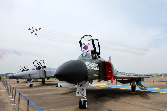 신원식 국방부 장관이 7일 경기 수원시 공군 10전투비행단에서 열린 F-4 팬텀(Phantom) 퇴역식에서 공군 특수비행팀 블랙이글스가 화려한 공중 기동을 펼치며 멋진 비행을 하고 있다. 2024.6.7  사진공동취재단