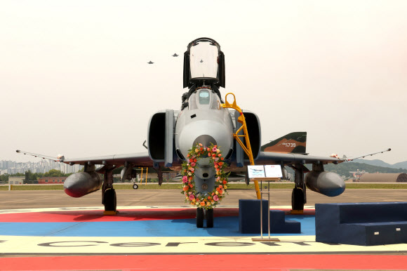 7일 경기 수원시 공군 10전투비행단에서 열린 F-4 팬텀(Phantom) 퇴역식에서 F-35A 스텔스 전투기들이 축하 비행을 펼치고 있다. 2024.6.7  사진공동취재단