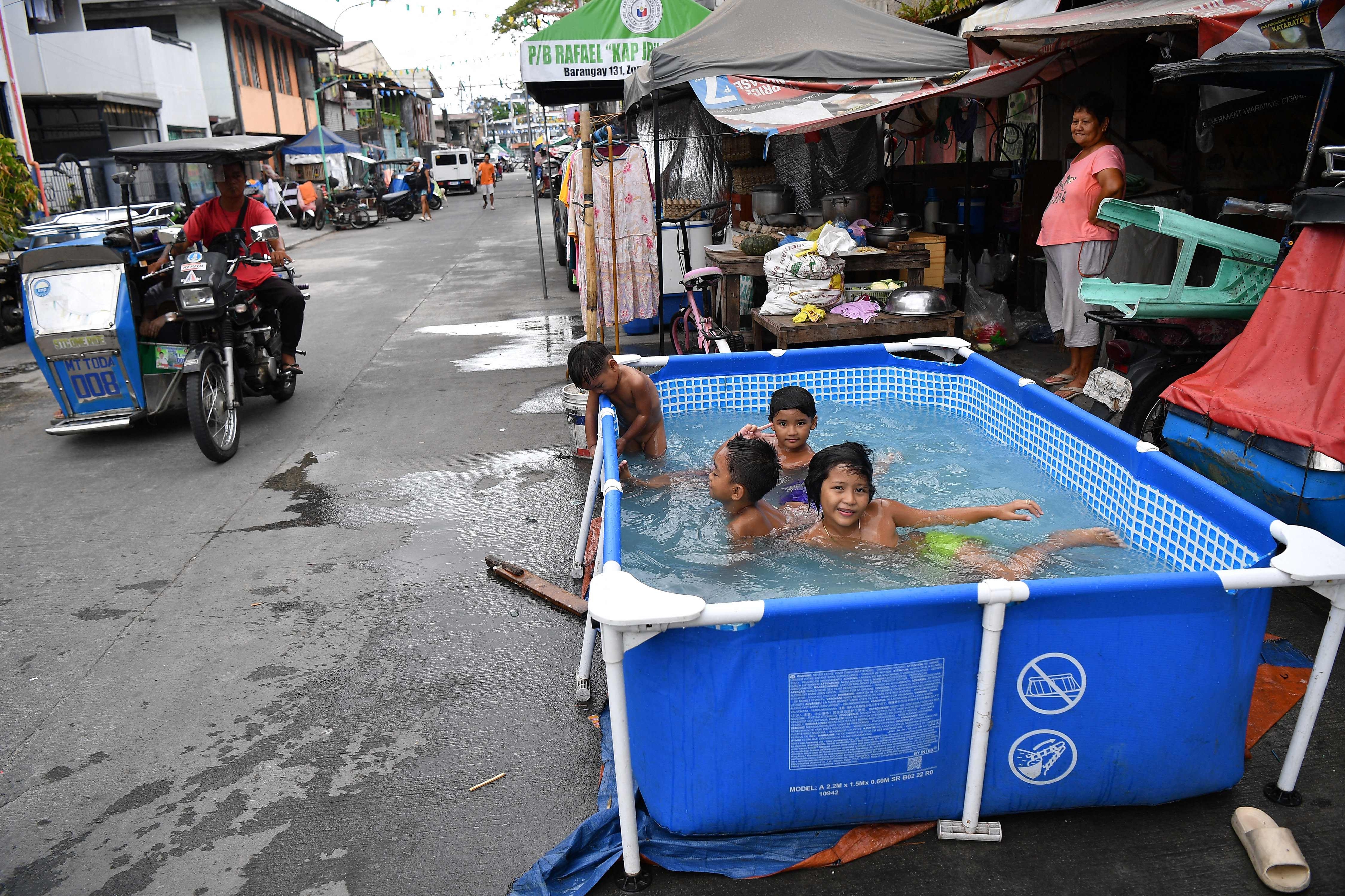 폭염 속 물놀이하는 필리핀 아이들