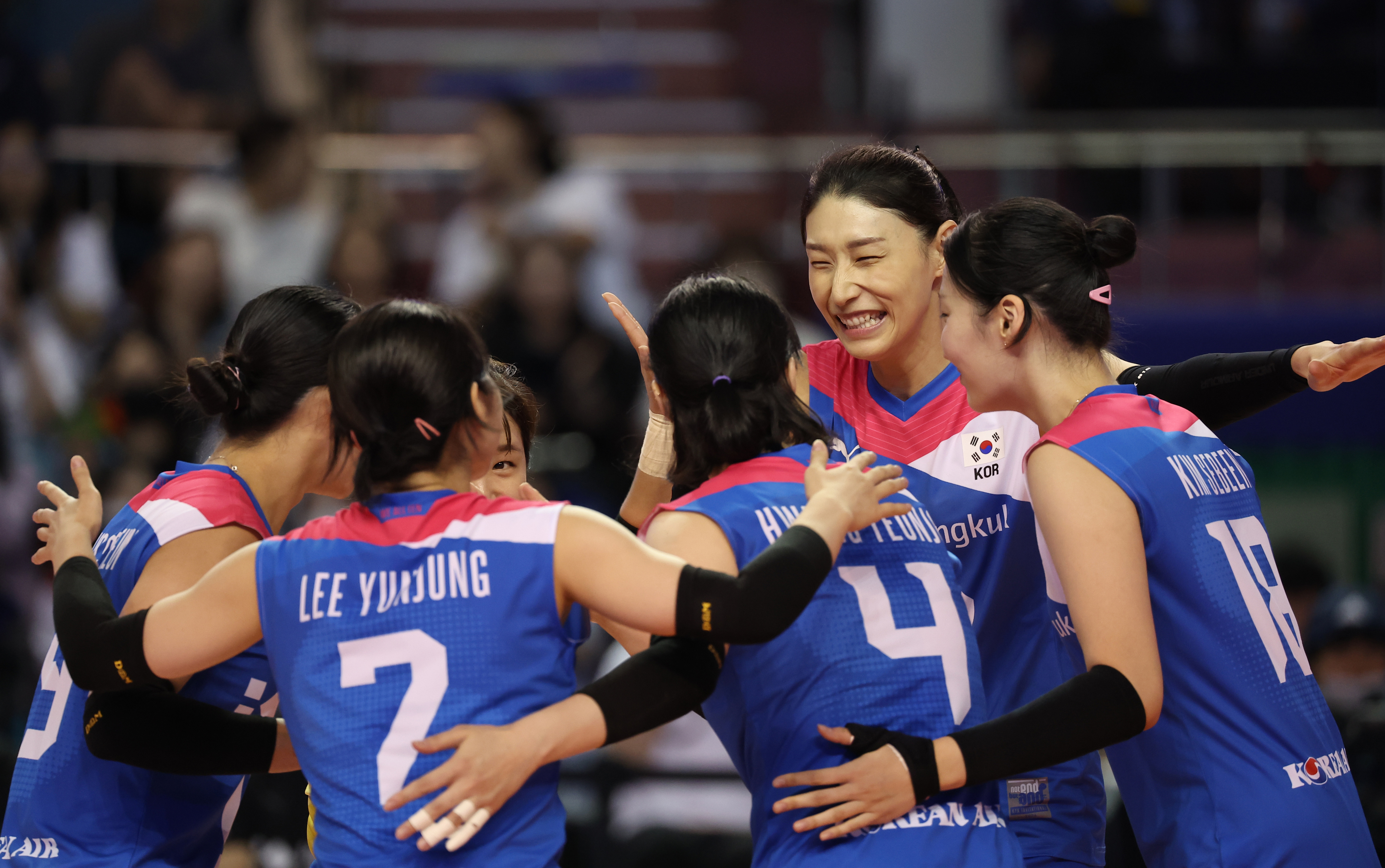 8일 서울 송파구 잠실 실내체육관에서 열린 김연경의 국가대표 은퇴 경기 ‘팀 대한민국’과 ‘팀 코리아’의 대결에서 김연경이 동료와 환호하고 있다. 2024.6.8 연합뉴스