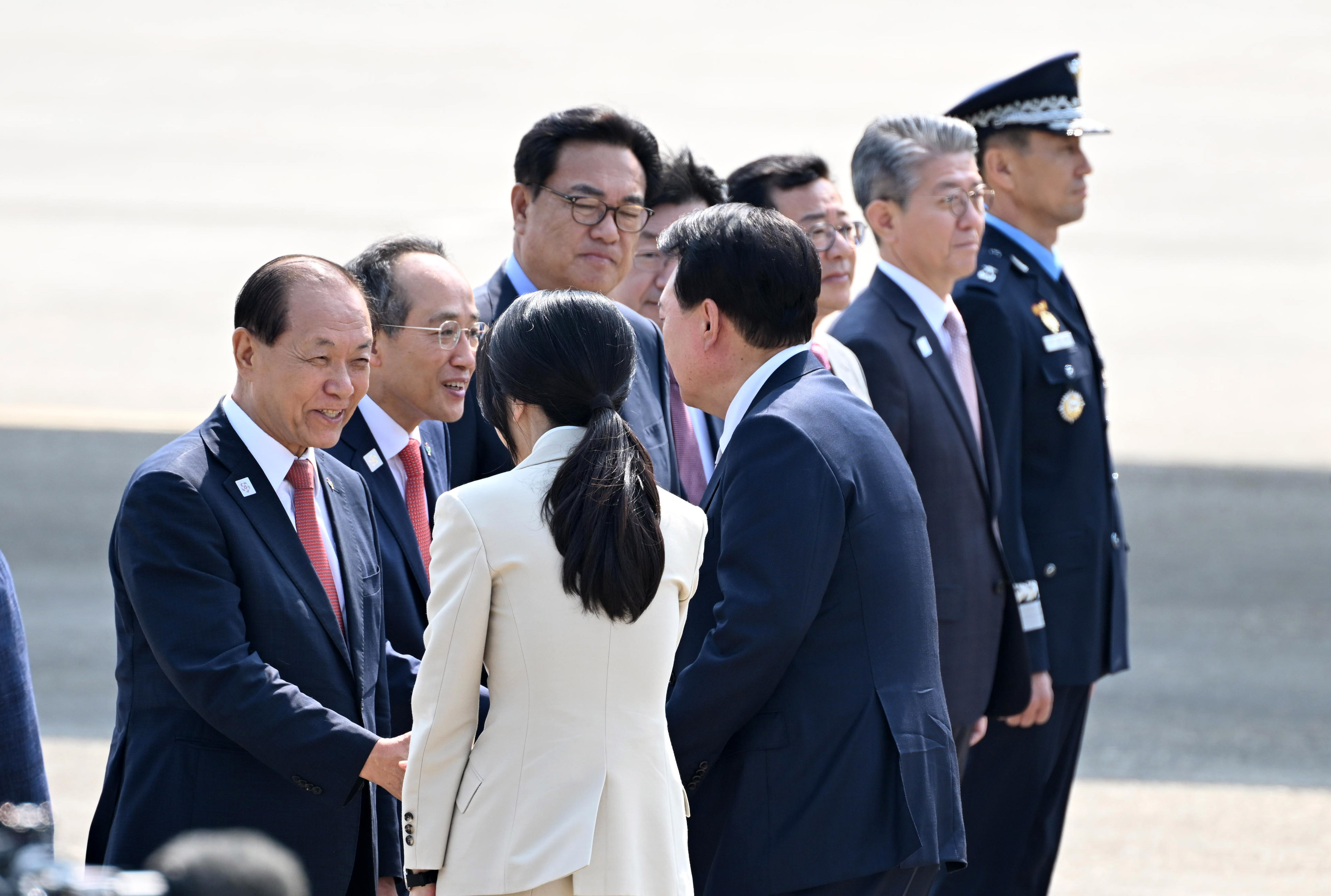 윤석열 대통령이 10일 오전 경기 성남시 서울공항에서 중앙아시아 3개국 순방을 위해 공군 1호기에 탑승하며 환송 나온 사람들과 인사하고 있다.2024.6.10. 도준석 전문기자