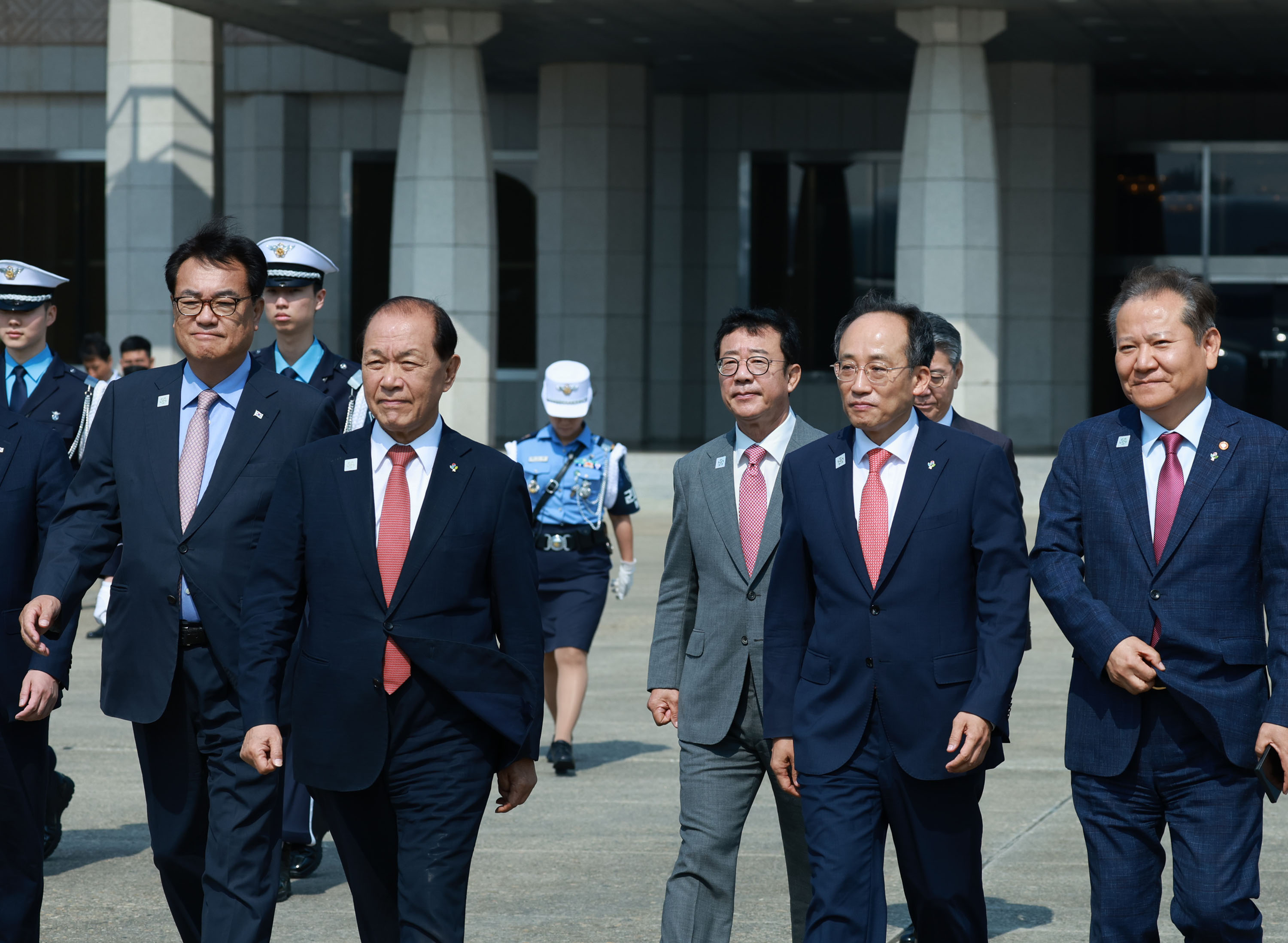 국민의힘 황우여 비상대책위원장과 추경호 원내대표가 10일 경기 성남 서울공항에서 투르크메니스탄, 우즈베키스탄, 카자흐스탄 등 중앙아시아 3개국 방문차 출국하는 윤석열 대통령과 부인 김건희 여사를 환송하기 위해 정진석 대통령 비서실장, 이상민 행안부 장관과 함께 공군 1호기로 향하고 있다. 2024.6.10 연합뉴스