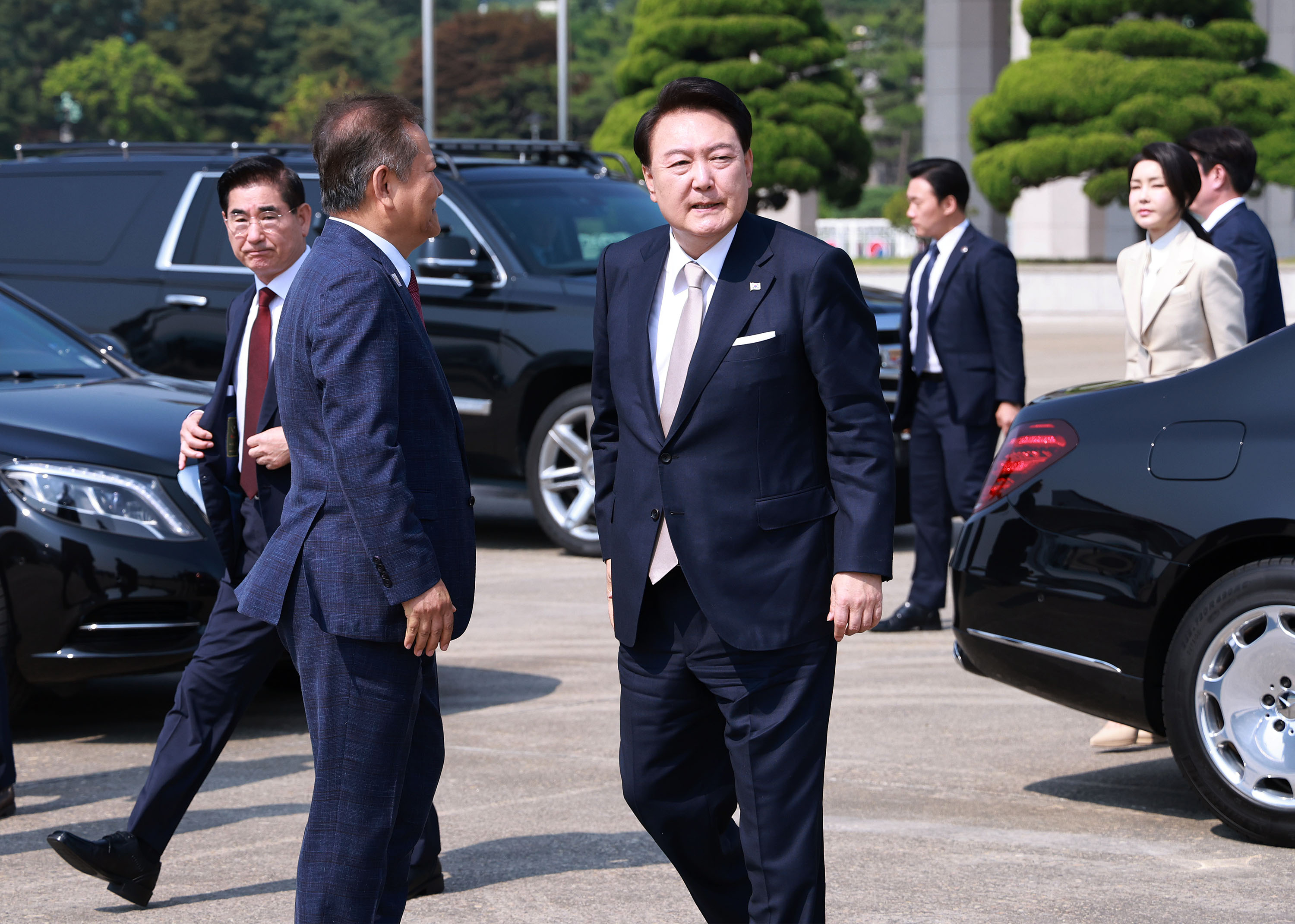 윤석열 대통령이 투르크메니스탄, 우즈베키스탄, 카자흐스탄 등 중앙아시아 3개국 순방을 위해 10일 경기 성남 서울공항에 도착해 전용기인 공군 1호기로 향하고 있다. 2024.6.10 연합뉴스