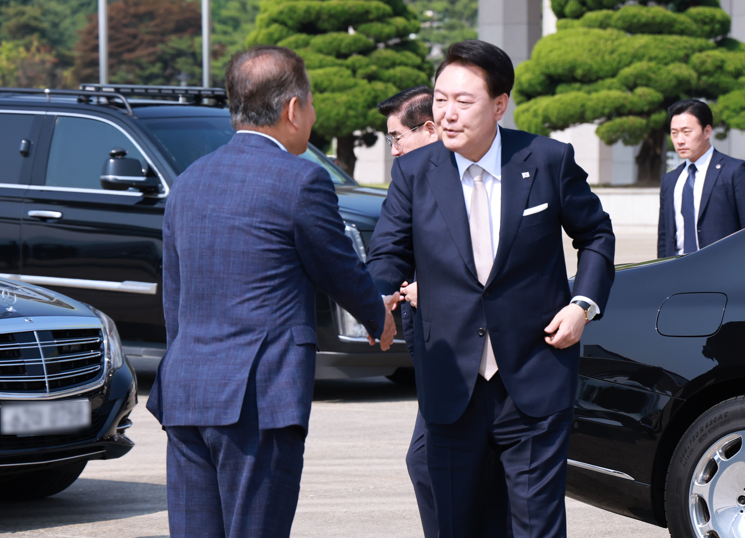 윤석열 대통령이 10일 경기 성남 서울공항에서 투르크메니스탄, 우즈베키스탄, 카자흐스탄 등 중앙아시아 3개국 방문차 출국하며 환송나온 이상민 행정안전부 장관과 인사하고 있다. 2024.6.10 연합뉴스