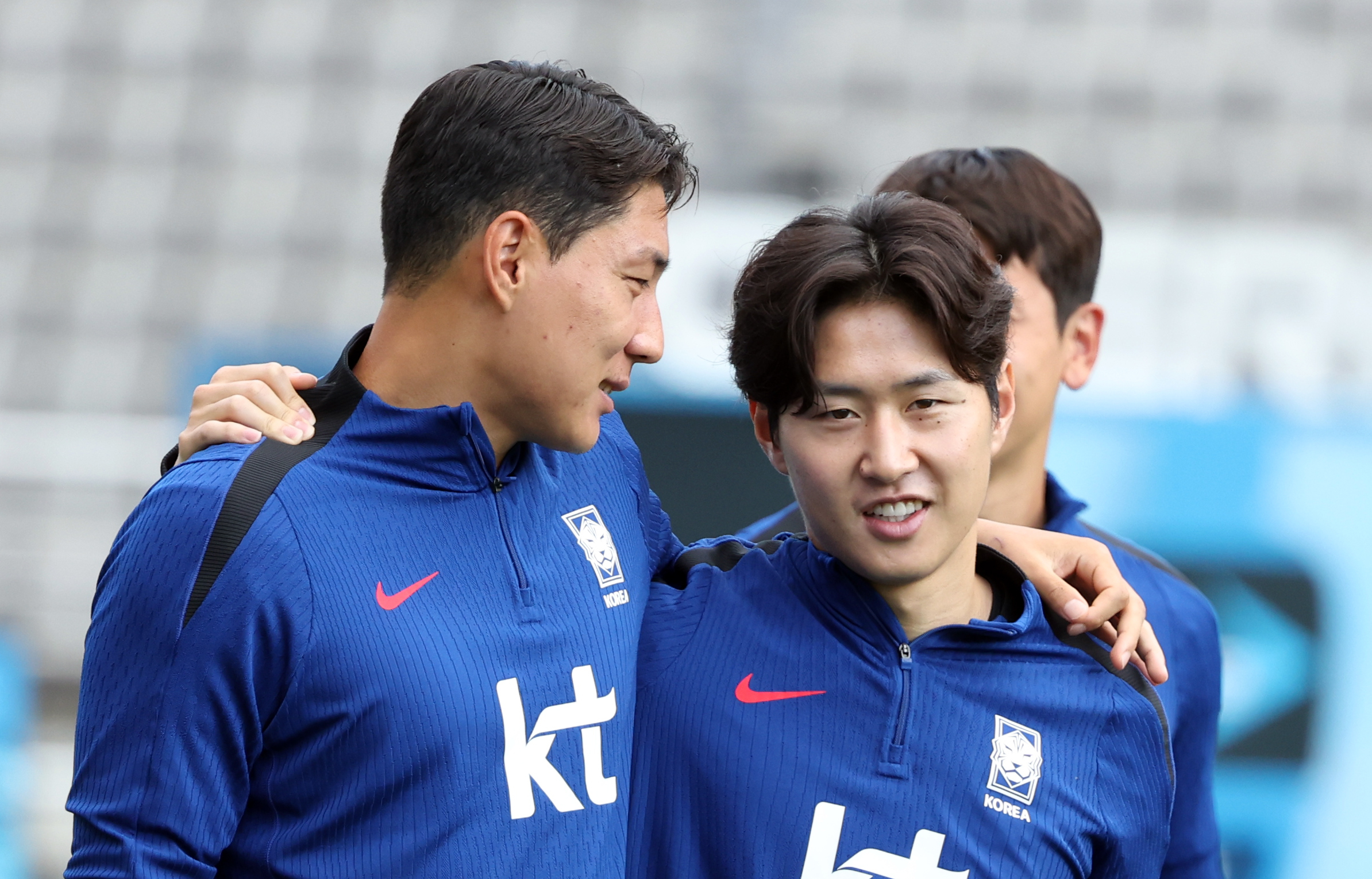 한국 남자축구 국가대표 주민규와 이강인이 8일 고양종합운동장에서 2026 북중미월드컵 아시아 지역 2차 예선 C조 6차전 중국과의 홈 경기를 사흘 앞두고 훈련하며 대화하고 있다. 뉴스1