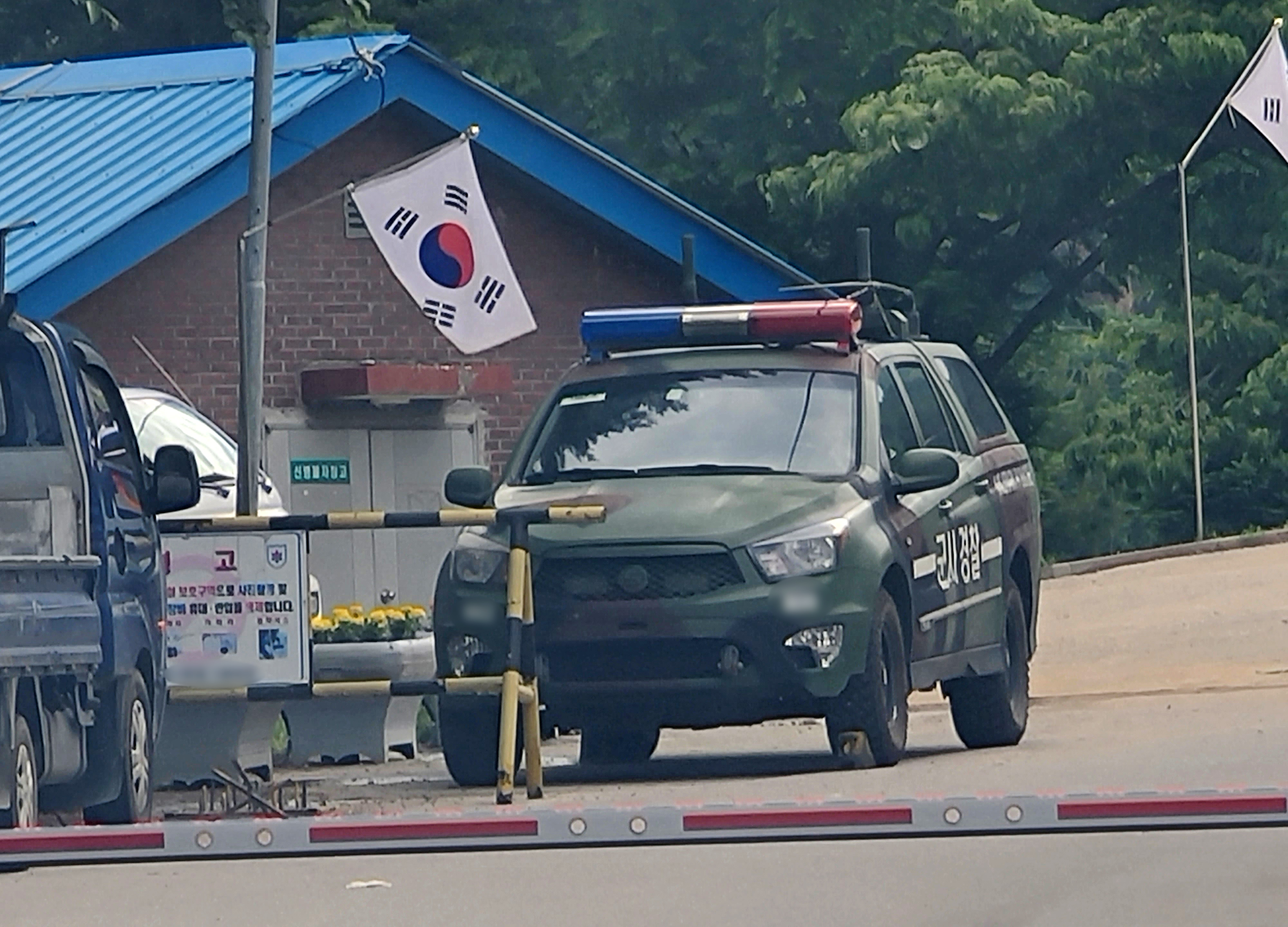 대구의 한 육군 부대에서 사병이 함께 일하는 민간 조리원을 흉기로 협박했다는 주장이 나와 군사경찰이 수사에 나섰다. 연합뉴스