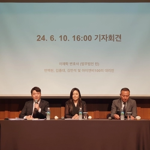 그룹 엑소의 백현, 시우민, 첸(첸백시)이 SM엔터테인먼트가 작년 약속한 음반·음원 수수료율 5.5%를 지키지 않는다며 매출의 10% 로열티를 지급할 수 없다는 입장을 10일 밝혔다. 사진은 이날 서울 신라호텔에서 열린 첸백시 측 기자회견. 이재학 변호사(왼쪽부터), 차가원 원헌드레드 대표, 김동준 INB100 대표. 연합뉴스