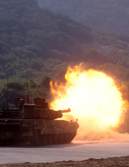 10일 강원 철원군 지포리 훈련장에서 육군 제8 기동사단 강병대대 K-2 전차가 전투사격 훈련을 하고 있다. 대대는 다양한 전투 상황을 가정해 단차 사격 능력을 높이고 전시 임무를 고려해 소부대 전투 수행 능력을 향상하고자 오는 13일까지 훈련을 이어갈 방침이다. 2024.6.10 연합뉴스