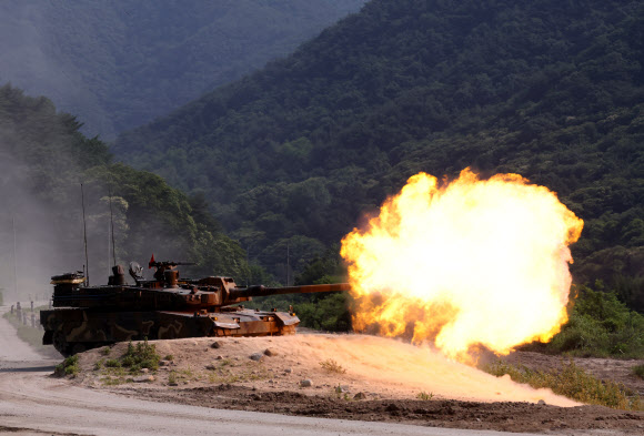 10일 강원 철원군 지포리 훈련장에서 육군 제8 기동사단 강병대대 K-2 전차가 전투사격 훈련을 하고 있다. 대대는 다양한 전투 상황을 가정해 단차 사격 능력을 높이고 전시 임무를 고려해 소부대 전투 수행 능력을 향상하고자 오는 13일까지 훈련을 이어갈 방침이다. 2024.6.10 연합뉴스