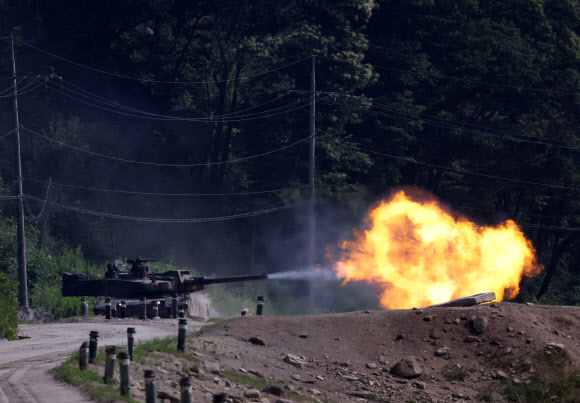 10일 강원 철원군 지포리 훈련장에서 육군 제8 기동사단 강병대대 K-2 전차가 전투사격 훈련을 하고 있다. 대대는 다양한 전투 상황을 가정해 단차 사격 능력을 높이고 전시 임무를 고려해 소부대 전투 수행 능력을 향상하고자 오는 13일까지 훈련을 이어갈 방침이다. 2024.6.10 연합뉴스