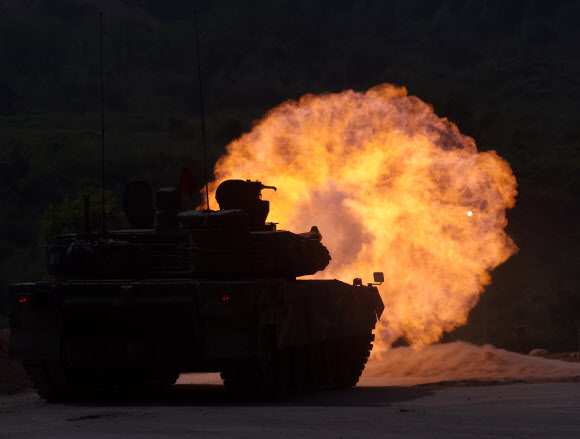 10일 강원 철원군 지포리 훈련장에서 육군 제8 기동사단 강병대대 K-2 전차가 전투사격 훈련을 하고 있다. 대대는 다양한 전투 상황을 가정해 단차 사격 능력을 높이고 전시 임무를 고려해 소부대 전투 수행 능력을 향상하고자 오는 13일까지 훈련을 이어갈 방침이다. 2024.6.10 연합뉴스