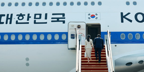 윤석열 대통령과 부인 김건희 여사가 10일 경기 성남 서울공항에서 투르크메니스탄, 우즈베키스탄, 카자흐스탄 등 중앙아시아 3개국 방문차 출국하며 전용기인 공군 1호기에 오르고 있다.  2024.6.10 연합뉴스