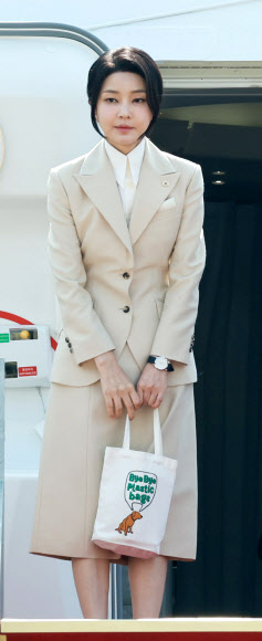 윤석열 대통령과 함께 투르크메니스탄, 우즈베키스탄, 카자흐스탄 등 중앙아시아 3개국 순방에 나선 김건희 여사가 ‘바이바이 플라스틱 백’이라는 문구가 적힌 에코백을 들고 10일 경기 성남 서울공항에서 출국하고 있다. 2024.6.10 연합뉴스