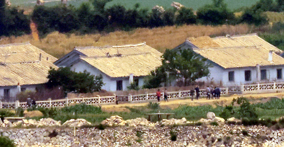 10일 오후 인천 강화군 강화평화전망대에서 바라본 북한 황해도 개풍군 마을에서 북한 주민들이 이동하고 있다. 2024.6.10. 연합뉴스