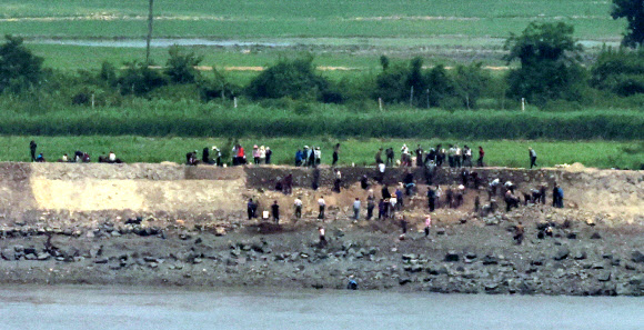 10일 오후 인천 강화군 강화평화전망대에서 바라본 북한 황해도 개풍군 마을에서 북한 주민들이 제방 보수작업을 하고 있다. 2024.6.10. 연합뉴스