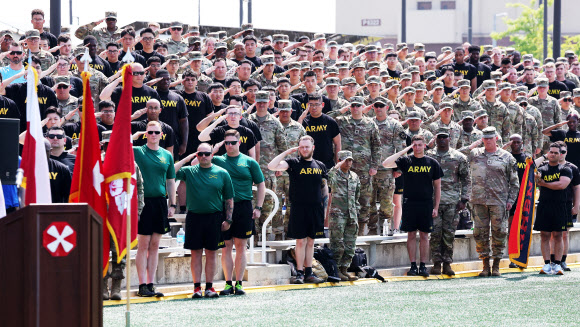 10일 오전 경기도 평택시 캠프 험프리스에서 열린 ‘미8군-카투사 친선주간 개막식’에서 장병들이 경례하고 있다. 2024.6.10. 연합뉴스