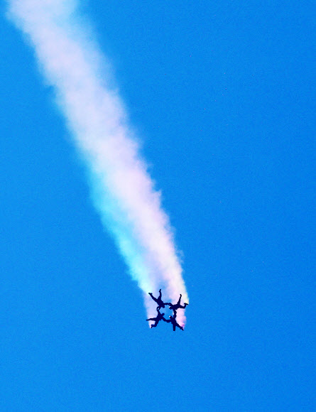 10일 오전 경기도 평택시 캠프 험프리스에서 열린 ‘미8군-카투사 친선주간 개막식’에서 육군 707 특수임무단 대원들이 강하하고 있다. 2024.6.10. 연합뉴스