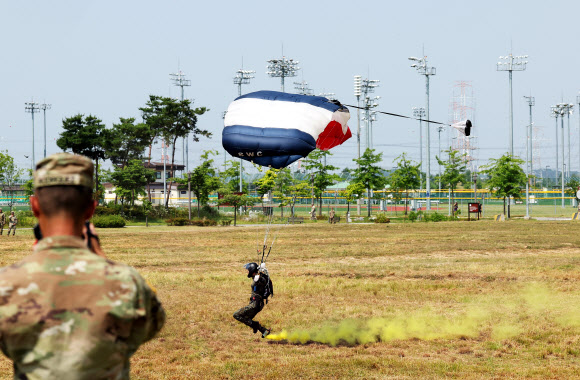 10일 오전 경기도 평택시 캠프 험프리스에서 열린 ‘미8군-카투사 친선주간 개막식’에서 육군 707 특수임무단 대원들이 강하하고 있다. 2024.6.10. 연합뉴스