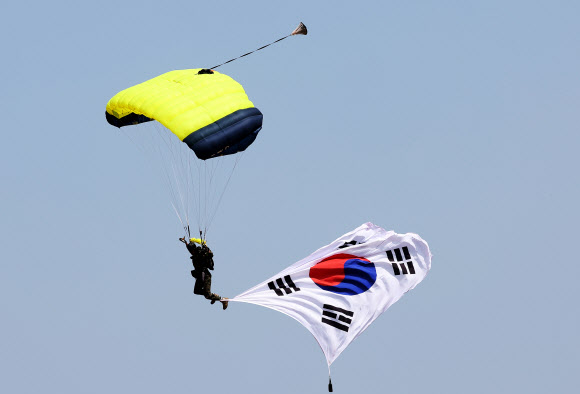 10일 오전 경기도 평택시 캠프 험프리스에서 열린 ‘미8군-카투사 친선주간 개막식’에서 육군 707 특수임무단 대원들이 강하하고 있다. 2024.6.10. 연합뉴스