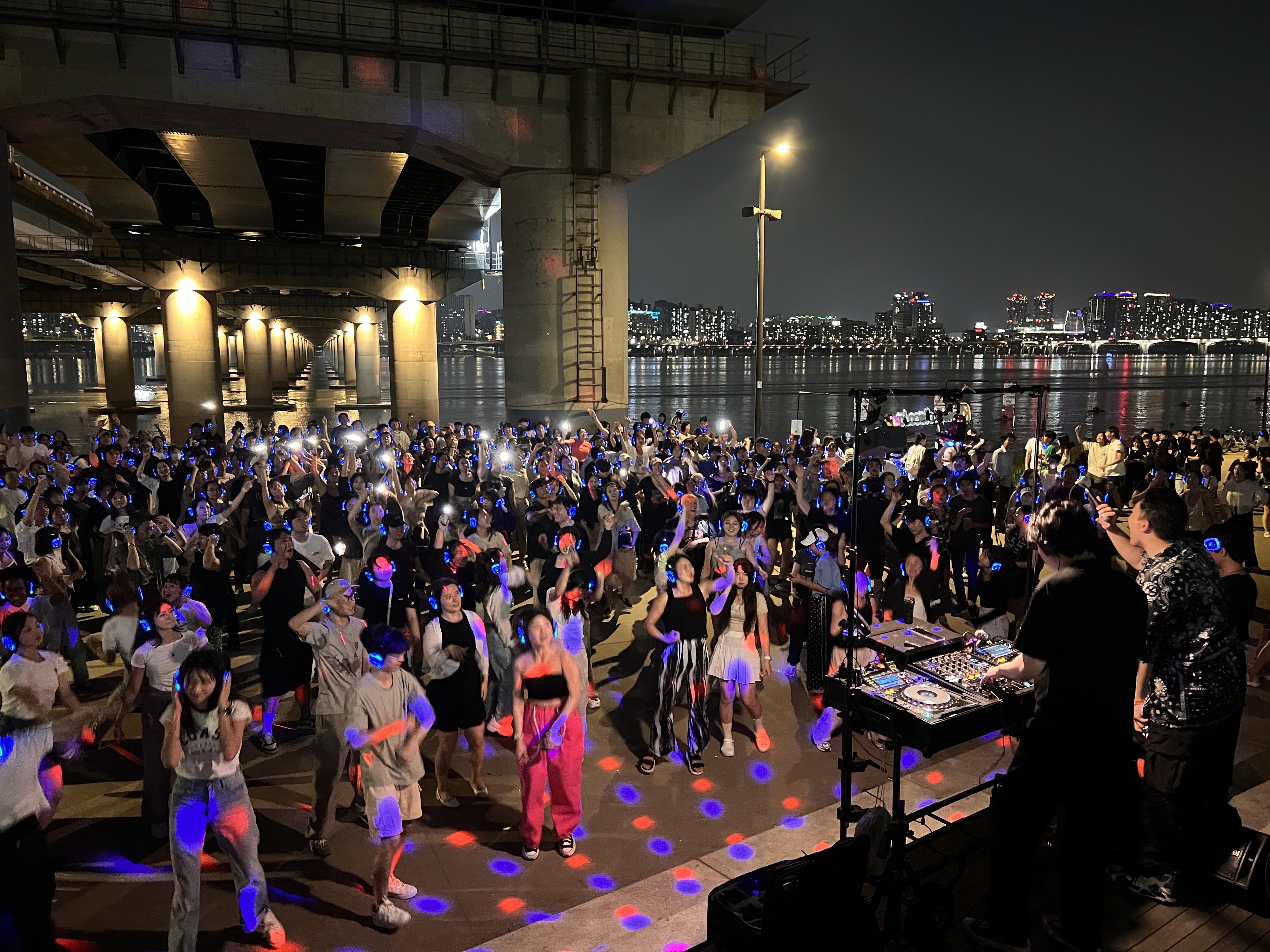 ‘2023 한강페스티벌’ 여름편의 ‘한강무소음DJ파티’에 참여한 시민들이 무선 헤드셋으로 음악을 들으며 춤을 추고 있다. 기사와 관련 없음. 서울시 제공