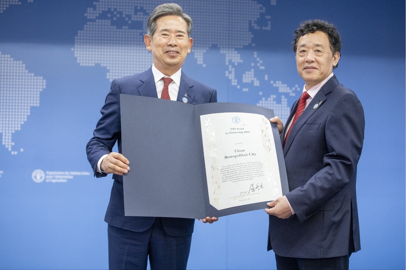 안효대 울산시 경제부시장(왼쪽)이 현지 시간 10일 이탈리아 로마에서 유엔식량농업기구로부터 ‘파트너십 부문 어워드’를 수상하고 있다. 울산시 제공