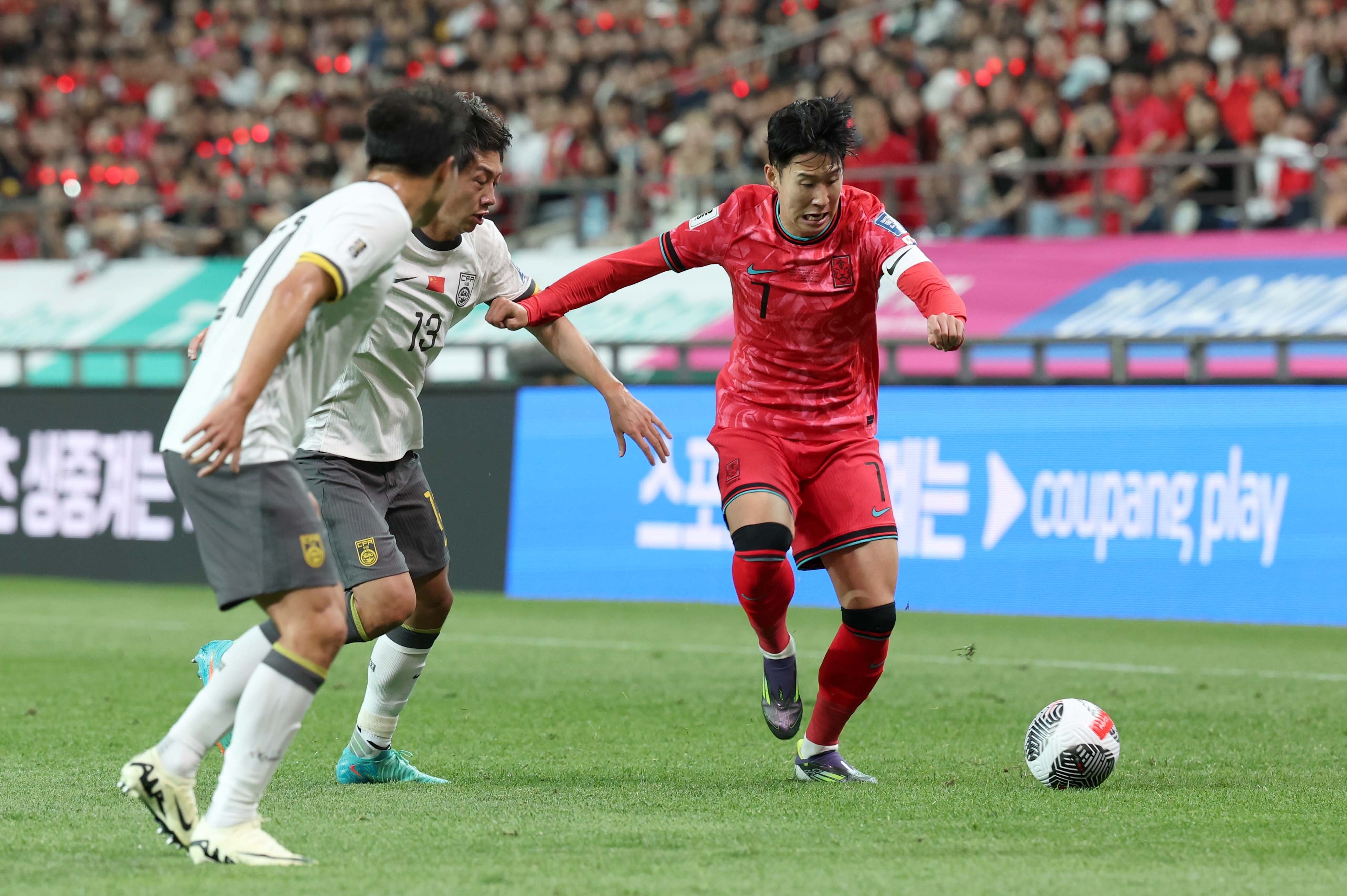 한국 남자축구 국가대표팀 주장 손흥민이 11일 서울월드컵경기장에서 열린 2026 북중미월드컵 아시아 지역 2차 예선 C조 최종 6차전 중국과의 홈 경기에서 드리블하고 있다. 뉴시스