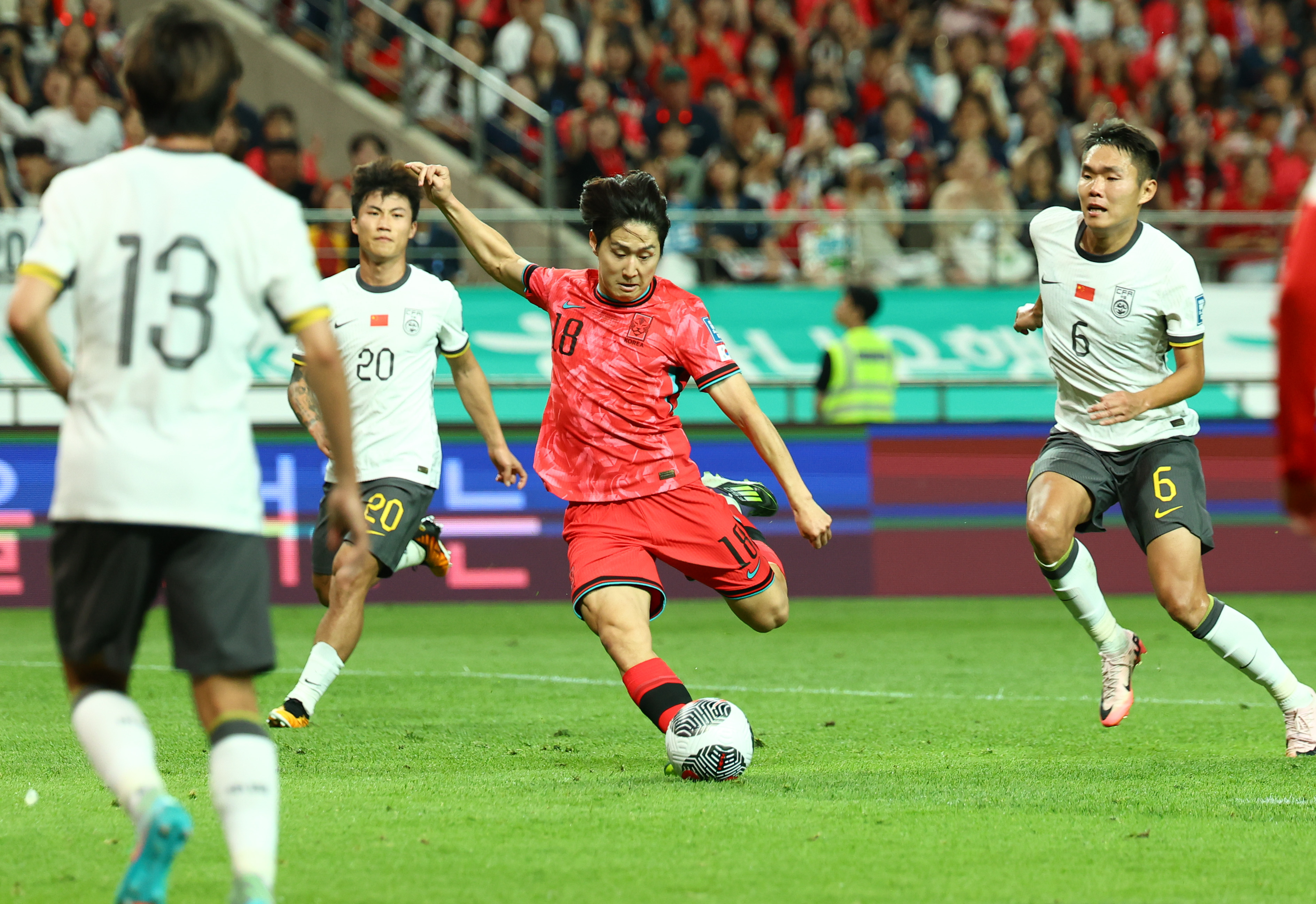 한국 남자축구 국가대표 이강인이 11일 서울월드컵경기장에서 열린 2026 북중미월드컵 아시아 지역 2차 예선 C조 최종 6차전 중국과의 홈 경기에서 선제 결승 골을 넣고 있다. 뉴시스