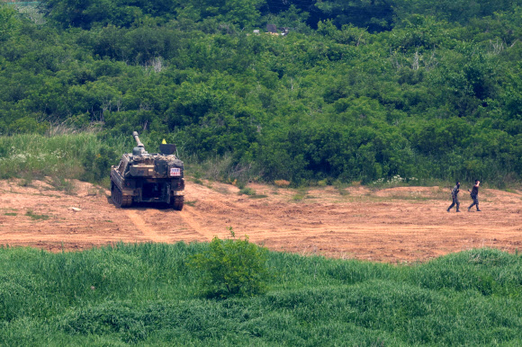 11일 경기도 파주시 비무장지대(DMZ) 인근 훈련장에서 K9 자주포가 훈련을 준비하고 있다. 2024.6.11  연합뉴스