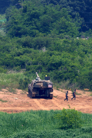 11일 경기도 파주시 비무장지대(DMZ) 인근 훈련장에서 K9 자주포가 훈련을 준비하고 있다. 2024.6.11  연합뉴스