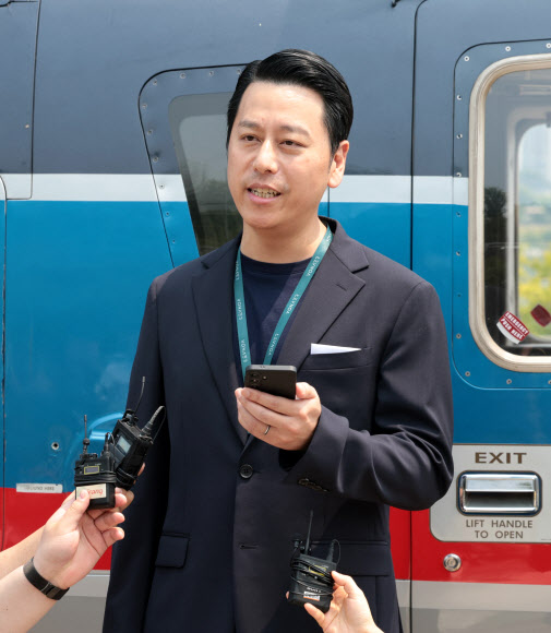 10일 서울 송파구 잠실헬기장에서 도심항공교통(UAM) 통합교통서비스(MaaS) 플랫폼을 준비하고 있는 모비에이션 신민 대표가 ‘본에어’ 운송 서비스에 대해 설명하고 있다. 본에어는 헬기를 활용한 도심 교통 서비스로 이용 시 20분 만에 잠실에서 인천공항까지 갈 수 있다. 이후 수요 데이터를 확보해 김포∼잠실, 여의도∼세종시, 강남∼세종시 등 신규 노선을 확대해나갈 방침이다. 2024.6.11. 연합뉴스