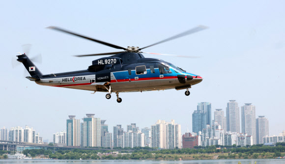 10일 서울 송파구 잠실헬기장에서 도심항공교통(UAM) 통합교통서비스(MaaS) 플랫폼을 준비하고 있는 모비에이션의 새로운 모빌리티 ‘본에어’ 운송 서비스가 공개되고 있다. 본에어는 헬기를 활용한 도심 교통 서비스로 이용 시 20분 만에 잠실에서 인천공항까지 갈 수 있다. 이후 수요 데이터를 확보해 김포∼잠실, 여의도∼세종시, 강남∼세종시 등 신규 노선을 확대해나갈 방침이다. 2024.6.11. 연합뉴스