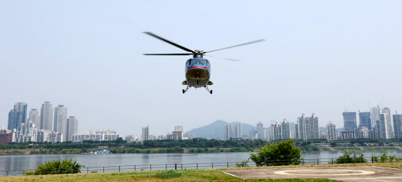 10일 서울 송파구 잠실헬기장에서 도심항공교통(UAM) 통합교통서비스(MaaS) 플랫폼을 준비하고 있는 모비에이션의 새로운 모빌리티 ‘본에어’ 운송 서비스가 공개되고 있다. 본에어는 헬기를 활용한 도심 교통 서비스로 이용 시 20분 만에 잠실에서 인천공항까지 갈 수 있다. 이후 수요 데이터를 확보해 김포∼잠실, 여의도∼세종시, 강남∼세종시 등 신규 노선을 확대해나갈 방침이다. 2024.6.11. 연합뉴스