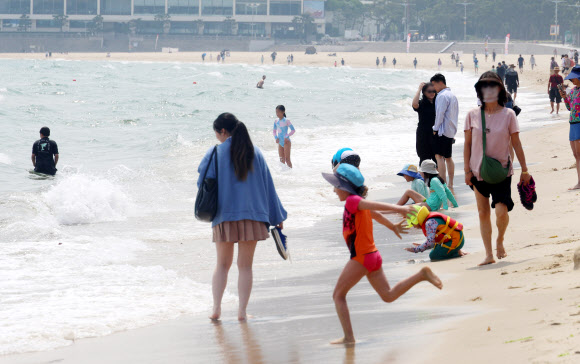 한낮 최고 기온이 29도까지 오르며 한여름 같은 날씨를 보인 11일 오후 부산 해운대구 해운대해수욕장에 피서객들이 물놀이를 하며 시간을 보내고 있다. 2024.6.11  연합뉴스