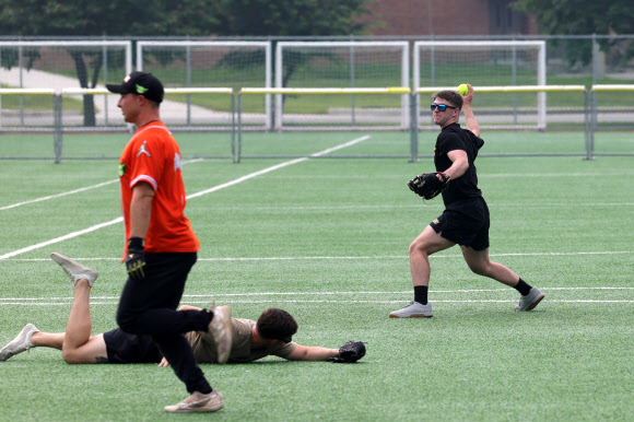 11일 경기도 동두천시 캠프 케이시에서 열린 미2사단/한미연합사단 카투사 친선주간에서 한미 장병이 소프트볼을 즐기고 있다. 2024.6.11  연합뉴스