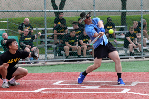 11일 경기도 동두천시 캠프 케이시에서 열린 미2사단/한미연합사단 카투사 친선주간에서 한미 장병이 소프트볼을 즐기고 있다. 2024.6.11  연합뉴스