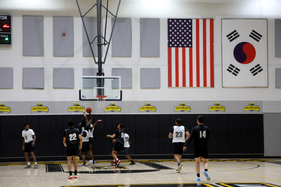 11일 경기도 동두천시 캠프 케이시에서 열린 미2사단/한미연합사단 카투사 친선주간에서 한미 장병이 농구를 즐기고 있다. 2024.6.11  연합뉴스