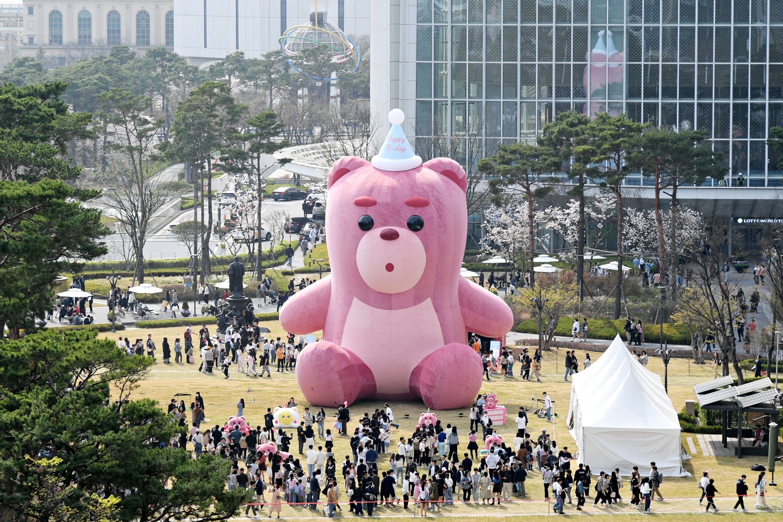 롯데월드타워 야외광장에 전시된 벨리곰 조형물. 연합뉴스